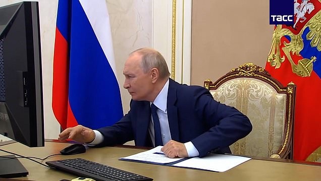 Putin mocked for his PC skills when voting in elections