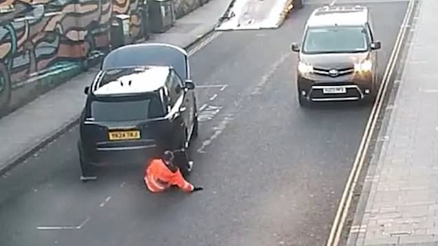Moment Range Rover rolls down hill and crushes recovery worker